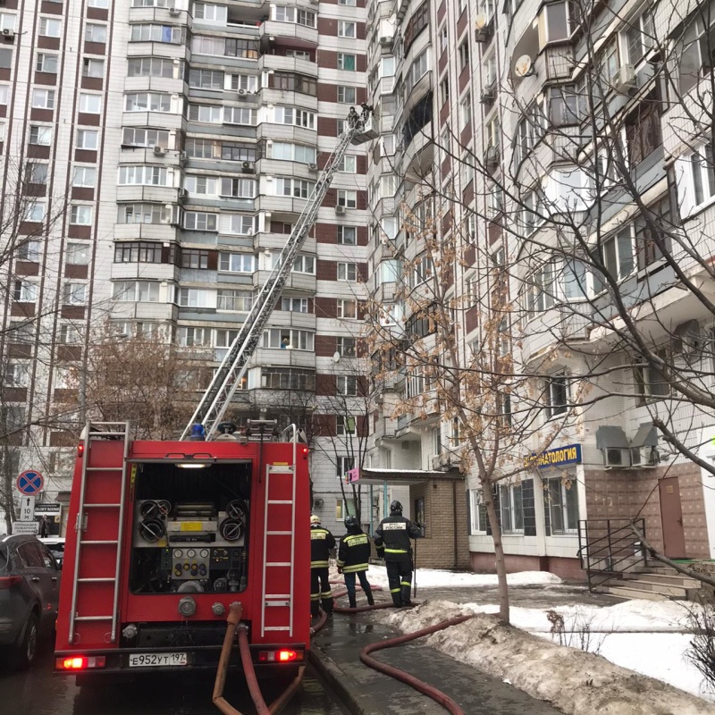 4 человека спасены в процессе тушения пожара в квартире жилого здания по адресу: ул. Декабристов, д. 20, к. 1