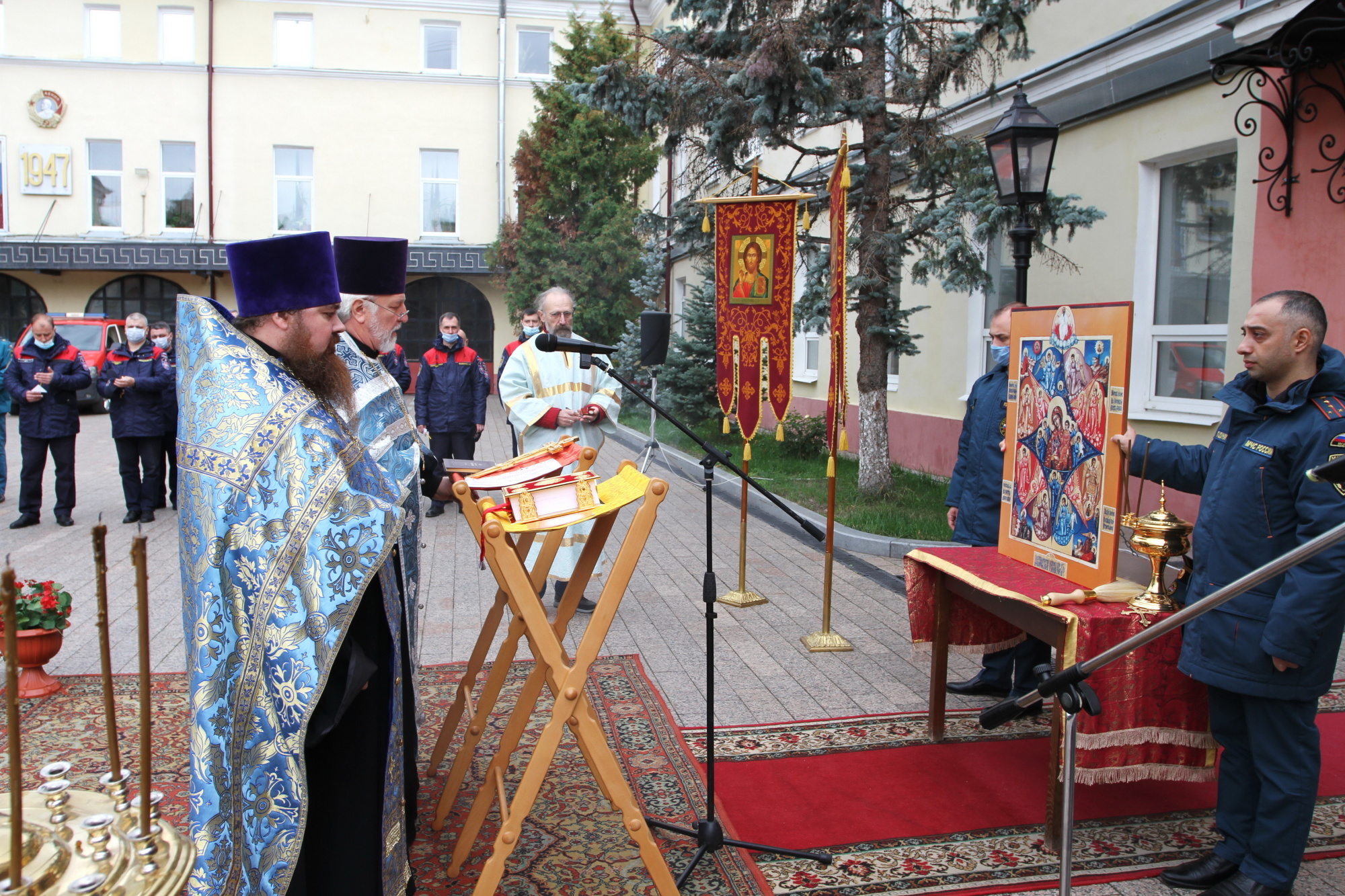 Благодарственный молебен в честь дня празднования иконы Божией Матери «Неопалимая  Купина» состоялся в храме на Пречистенке - Новости - Главное управление МЧС  России по г. Москве