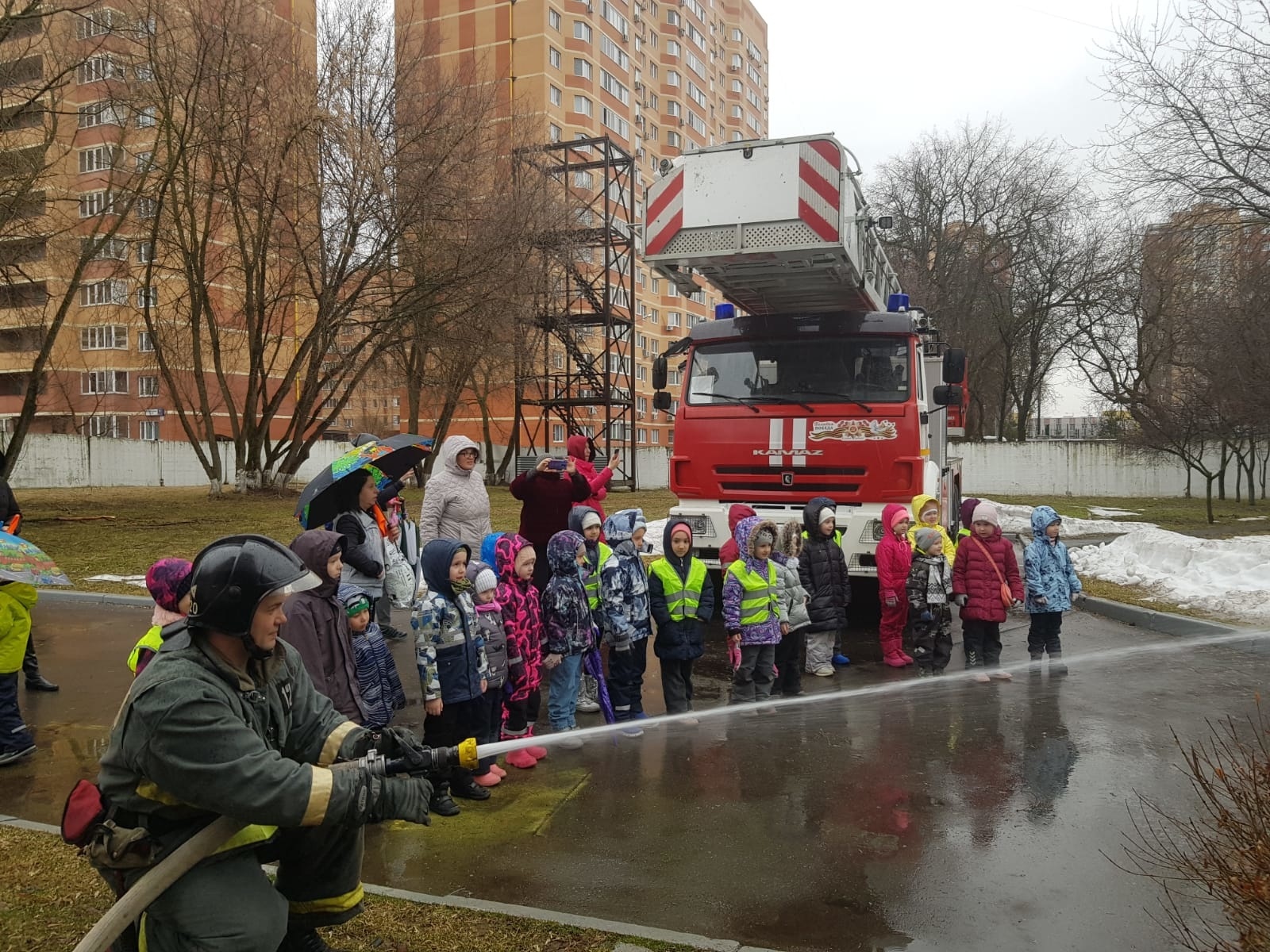 Экскурсия в 120 ПСЧ в преддверии Дня пожарной охраны - Новости - Главное  управление МЧС России по г. Москве