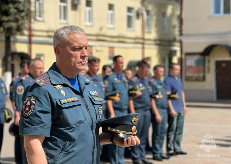 Сотрудники московского Главка МЧС России почтили память погибших в годы Великой Отечественной войны