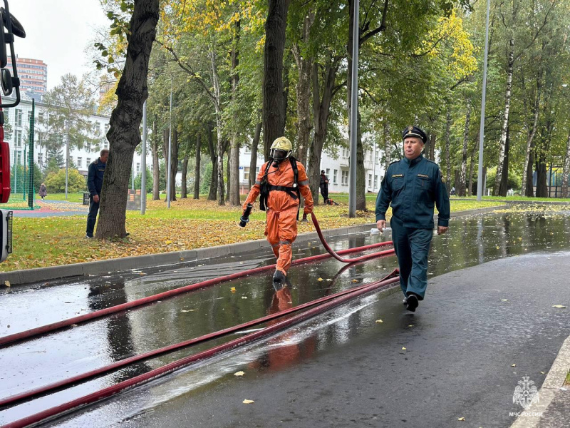 Открытый урок и показательные выступления провели огнеборцы во Втором Московском кадетском корпусе