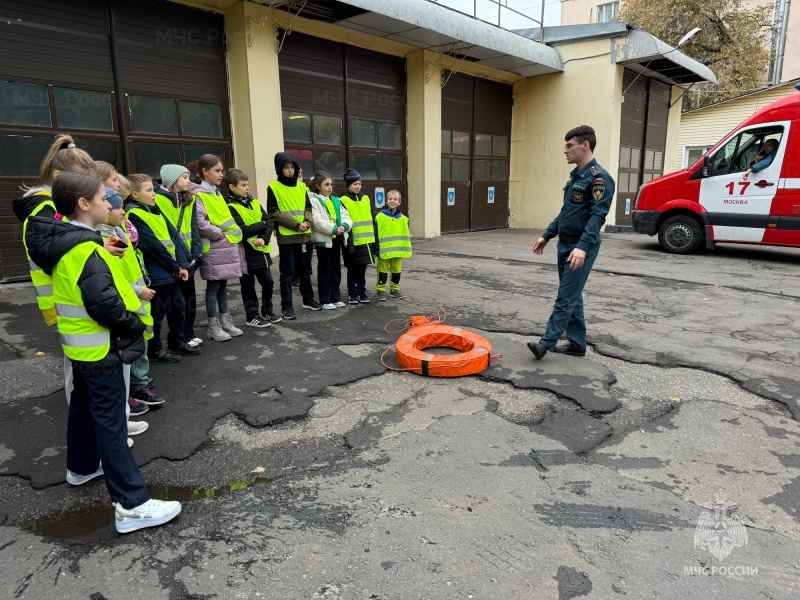 Школьники посетили с экскурсией 47 пожарно-спасательную часть Центрального округа столицы