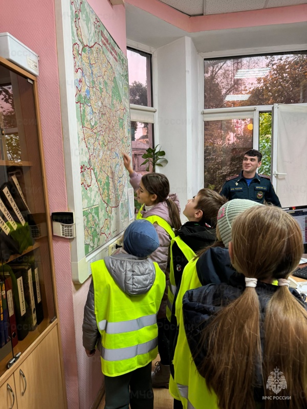 Школьники посетили с экскурсией 47 пожарно-спасательную часть Центрального округа столицы