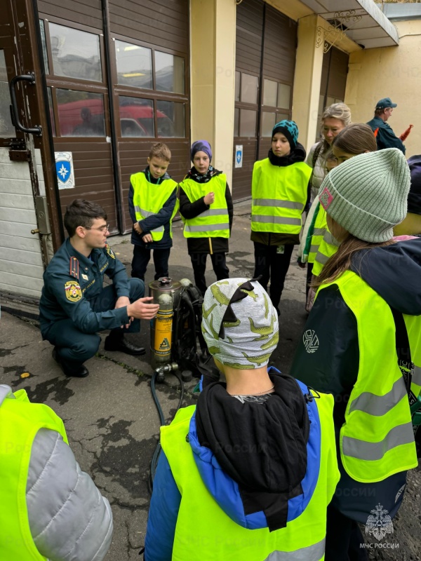 Школьники посетили с экскурсией 47 пожарно-спасательную часть Центрального округа столицы