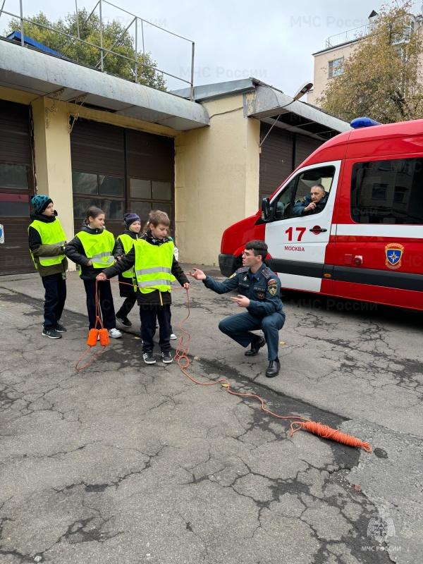 Школьники посетили с экскурсией 47 пожарно-спасательную часть Центрального округа столицы