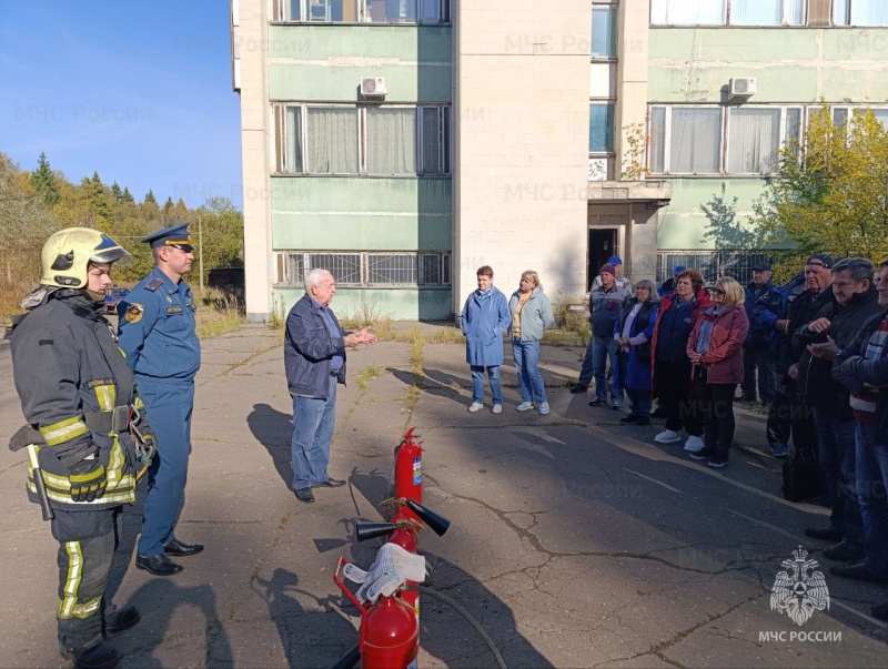 Специалисты МЧС России проводят практические занятия по использованию огнетушителей