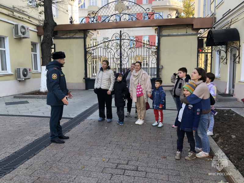 В московском главке МЧС России провели занятие по безопасности в дни школьных каникул и экскурсию по исторической экспозиции