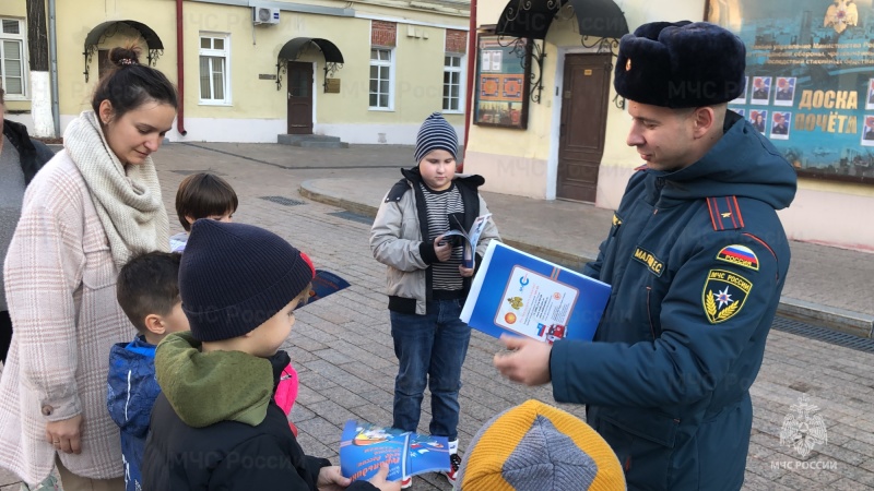 В московском главке МЧС России провели занятие по безопасности в дни школьных каникул и экскурсию по исторической экспозиции