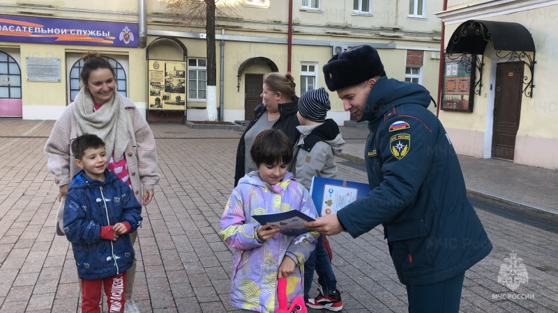 В московском главке МЧС России провели занятие по безопасности в дни школьных каникул и экскурсию по исторической экспозиции