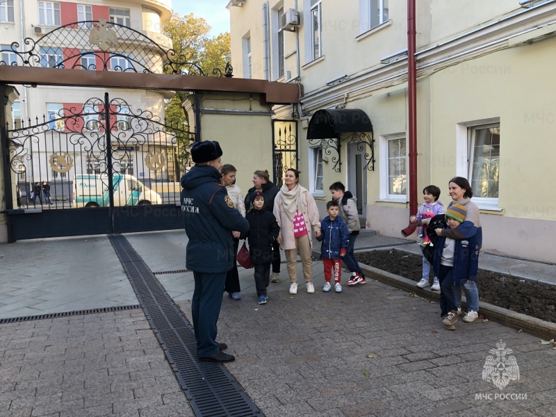 В московском главке МЧС России провели занятие по безопасности в дни школьных каникул и экскурсию по исторической экспозиции