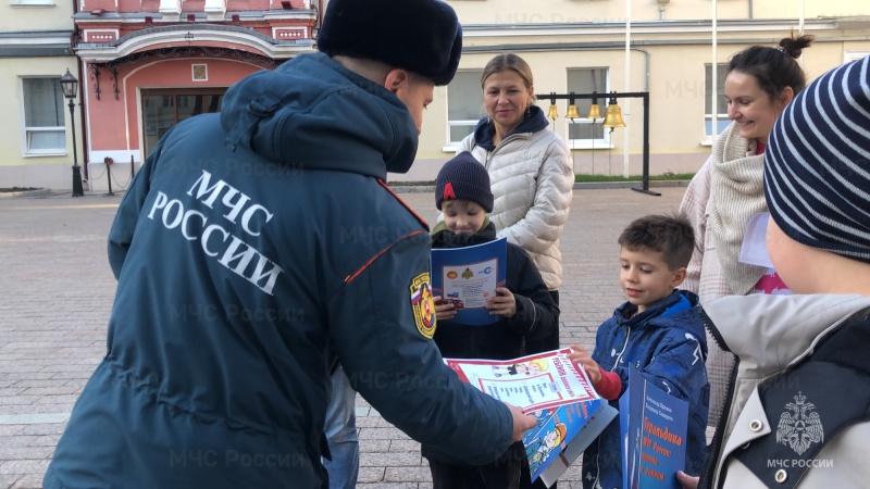 В московском главке МЧС России провели занятие по безопасности в дни школьных каникул и экскурсию по исторической экспозиции