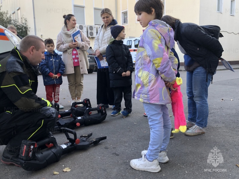 В московском главке МЧС России провели занятие по безопасности в дни школьных каникул и экскурсию по исторической экспозиции