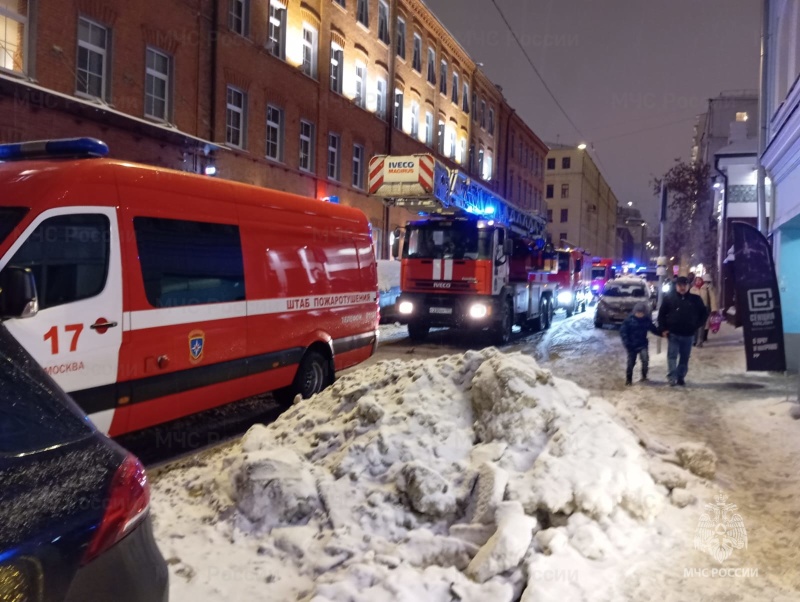 Столичные огнеборцы ликвидировали пожар в жилом доме в Хамовниках